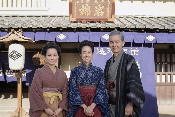 連続テレビ小説『ブラッサム』国仲涼子、石橋静河、渡部篤郎の3ショット （C）NHK width=