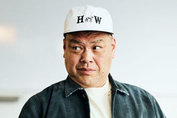細かいシーンにも目を配り、独特な語り口で『名無し』を語るくっきー！ 撮影/河内彩 スタイリスト/チバヤスヒロ 衣装協力/ブルゾン・Tシャツ・総柄パンツ：VOO (ヴォー)、キャップ：THE H.W.DOG&CO.