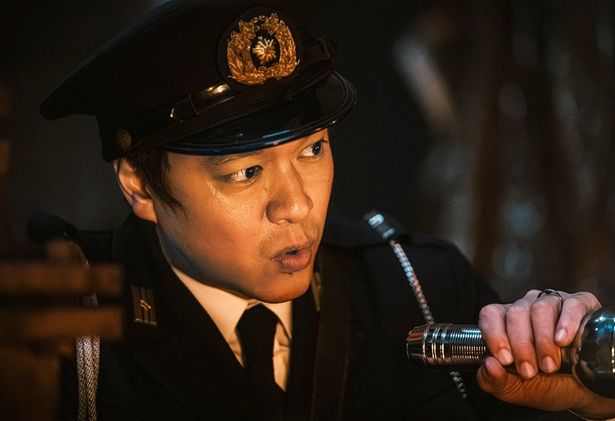 幼い“名無し”を発見した巡査の照夫 [c]佐藤二朗 永田諒 ／ ヒーローズ [c]2026 映画「名無し」製作委員会