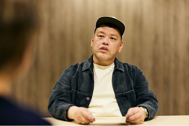 佐藤二朗の印象が変わったと話すくっきー！ 撮影/河内彩 スタイリスト/チバヤスヒロ 衣装協力/ブルゾン・Tシャツ・総柄パンツ：VOO (ヴォー)、キャップ：THE H.W.DOG&CO.