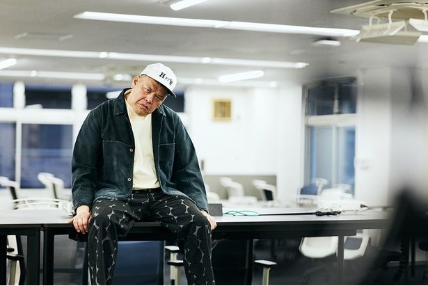 日常の中に潜む恐怖を体現したくっきー！ 撮影/河内彩 スタイリスト/チバヤスヒロ 衣装協力/ブルゾン・Tシャツ・総柄パンツ：VOO (ヴォー)、キャップ：THE H.W.DOG&CO.