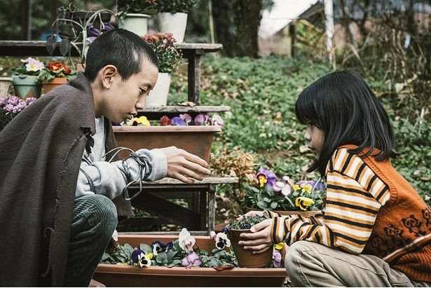 幼いころの太郎と花子 [c]佐藤二朗 永田諒 ／ ヒーローズ [c]2026 映画「名無し」製作委員会