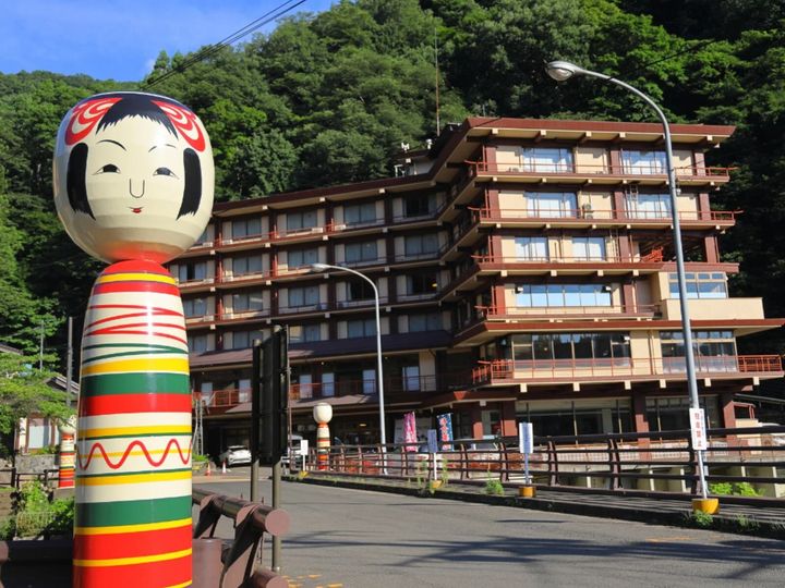 福島県福島市、吾妻連峰の清流沿いに佇む土湯温泉は、聖徳太子の伝説も残る歴史ある湯治場です。美肌の湯として名高い単純温泉をはじめ多種類の泉質を楽しめます。伝統の土湯こけしや発酵食文化、周辺アクティビティなど、多彩な魅力にあふれています。