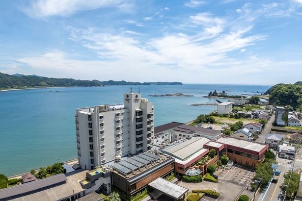 全室オーシャンビューのホテル。熊野灘を目前に、那智の滝も遠目に見え、弁天島や勝浦漁港も徒歩圏内 画像：亀の井ホテル 那智勝浦／アイコニア・ホスピタリティ株式会社