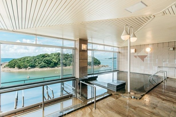 亀の井ホテル 紀伊田辺の温泉大浴場「天神温泉 田辺元湯」は2カ所。泉質も景色も素晴らしい 画像：亀の井ホテル 紀伊田辺/アイコニア・ホスピタリティ株式会社