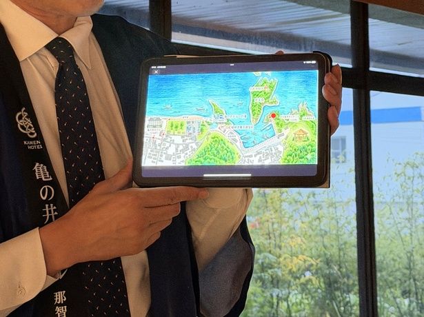 ホテル支配人が自ら案内する「勝浦開運さんぽ」のアクティビティもある。※不定期開催
