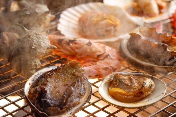 レストランのオープングリル。夕食は地元でとれた海鮮を焼いて提供する(※専用宿泊プランからの予約に限る) 画像：亀の井ホテル 紀伊田辺/アイコニア・ホスピタリティ株式会社