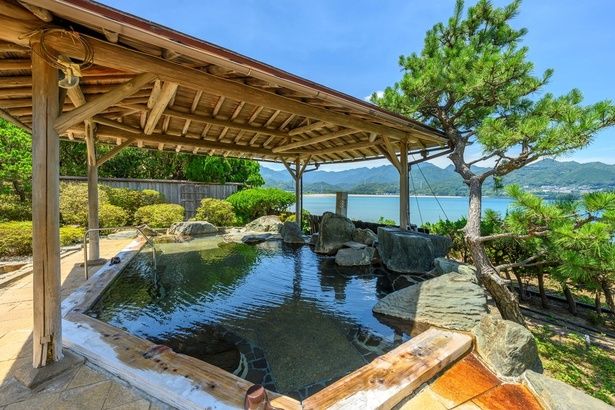 「亀の井ホテル 那智勝浦」の自家源泉の庭園風露天風呂 画像：亀の井ホテル 那智勝浦／アイコニア・ホスピタリティ株式会社