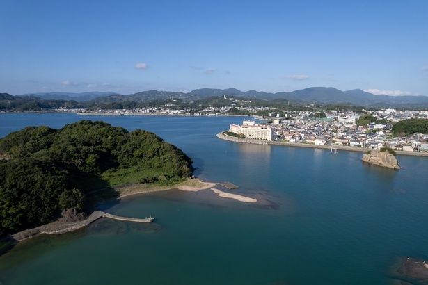 「亀の井ホテル 紀伊田辺」(中央)は田辺湾に面した場所に位置する 画像：亀の井ホテル 紀伊田辺/アイコニア・ホスピタリティ株式会社
