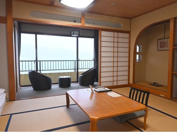 「亀の井ホテル 那智勝浦」の和室10畳(オーシャンビュー)。目の前に海が広がる。そのほか、温泉露天風呂付やスイート、和洋室など13タイプある