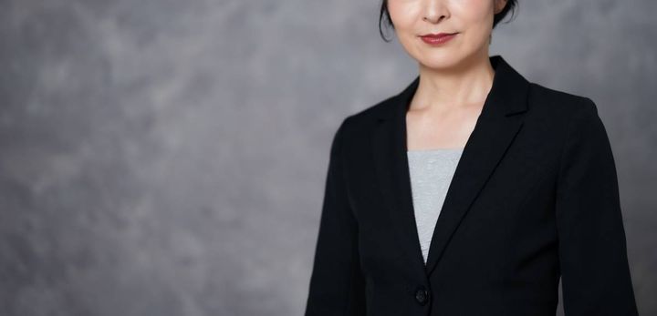 微笑む人