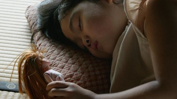 「第3回日本ホラー映画大賞」受賞作は各動画配信サービスでレンタル配信中！(画像は第3回大賞受賞作『夏の午後、おるすばんをしているの』より) [c]KADOKAWA