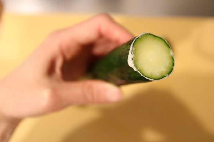きゅうりの『頭』をくるくるすると→泡が出てきた！実はこれおいしく食べるための方法です。