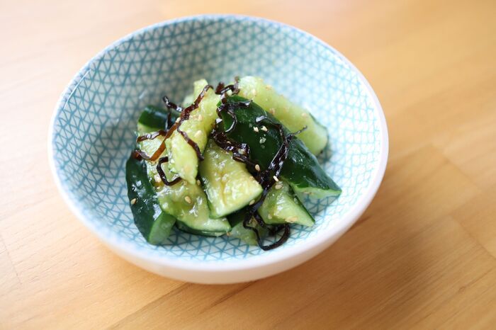 きゅうりの『頭』をくるくるすると→泡が出てきた！実はこれおいしく食べるための方法です。