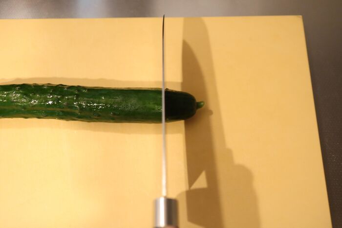 きゅうりの『頭』をくるくるすると→泡が出てきた！実はこれおいしく食べるための方法です。