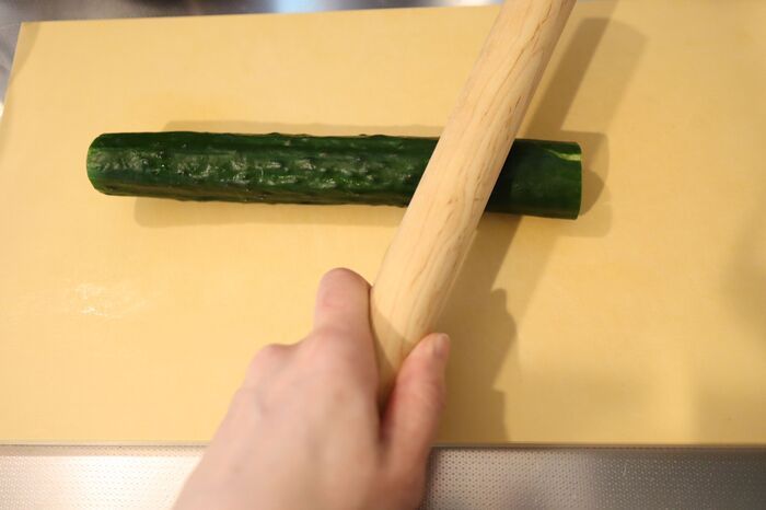 きゅうりの『頭』をくるくるすると→泡が出てきた！実はこれおいしく食べるための方法です。