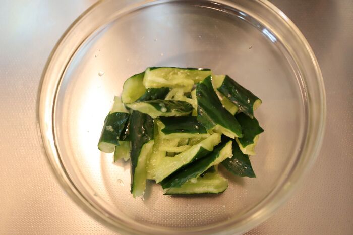 きゅうりの『頭』をくるくるすると→泡が出てきた！実はこれおいしく食べるための方法です。