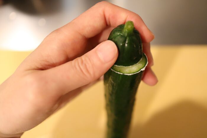 きゅうりの『頭』をくるくるすると→泡が出てきた！実はこれおいしく食べるための方法です。