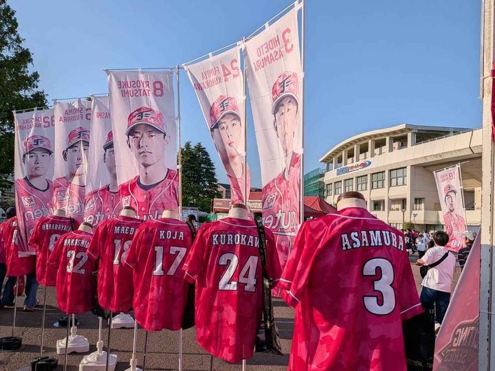 画像: スタジアムの正面に飾られた各選手のサードユニフォーム。鮮やかなピンク色が一際目を惹き、特別なイベントであることを一目で感じさせる。