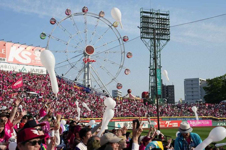 画像: ピンク色のユニフォームを着たファンが、試合後にチームの勝利を喜んだ。 写真：楽天球団提供
