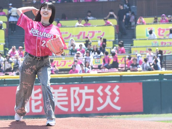 画像: 色鮮やかなサードユニフォームとピンク色のグローブで登場した久保史緒里さんは、捕手を務める中島大輔選手のミットを目掛けて、ノーバウンド投球を披露。