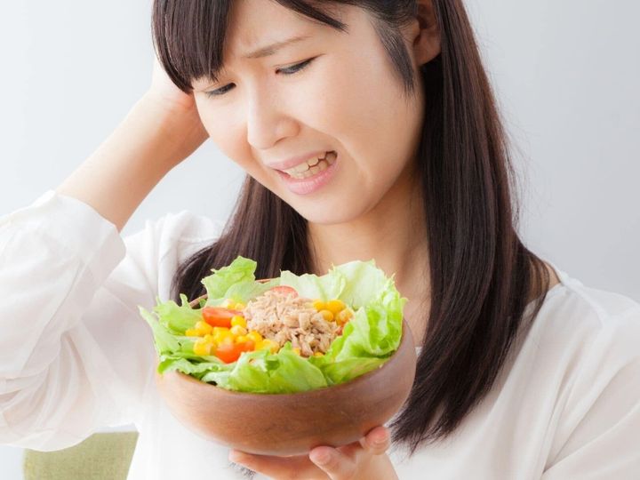 【管理栄養士が回答】ダイエット中にサラダを積極的に食べているのに痩せない場合、ドレッシングが原因のことは珍しくありません。「ノンオイルだから安心」という思い込みが落とし穴になることもあります。上手な食べ方をご紹介します。（※画像：Shutterstock.com）