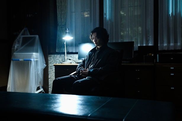 決して感情的にならず、追い込まれていく漆原の“脆さ”を体現した [c]2025 N.R.E.