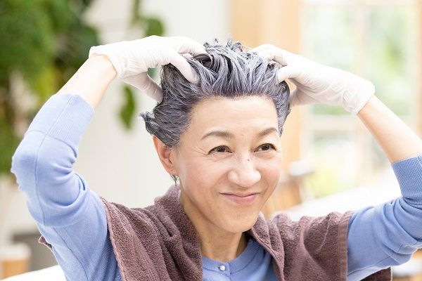 グレイヘアへの移行期は「ちょっとの青み染め」で乗り切る選択肢も！