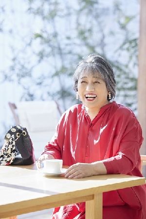 【ちょっとの青み】おしゃれグレイヘア実例