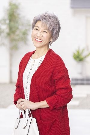 グレイヘアへの移行期は「ちょっとの青み染め」で乗り切る選択肢も！