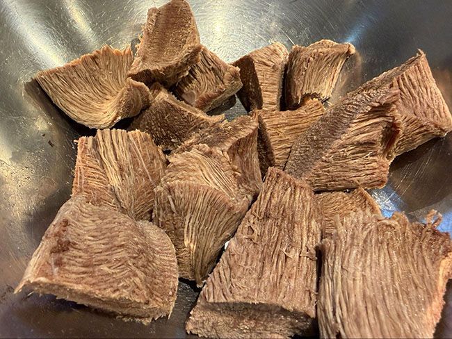 下ゆでが終わったらタン先を鍋からあげてカットする