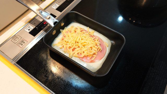 フライパンで焼いているブリトー