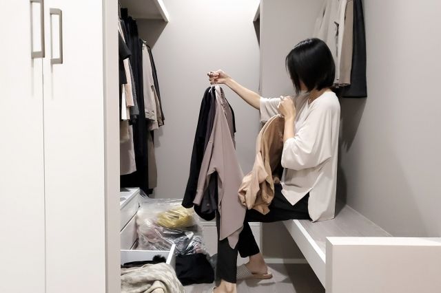クローゼットを片付ける女性