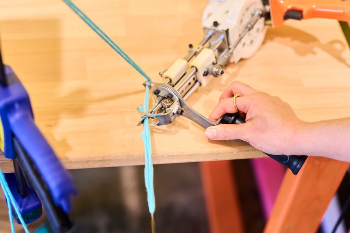 糸通しを使い、自分でベースカラーとなる青色の毛糸に交換する