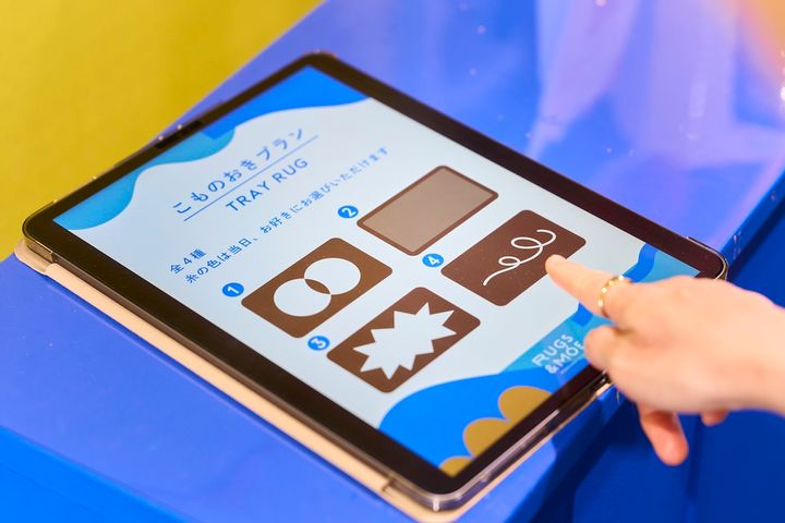 タブレットを見ながらデザインを選ぶ