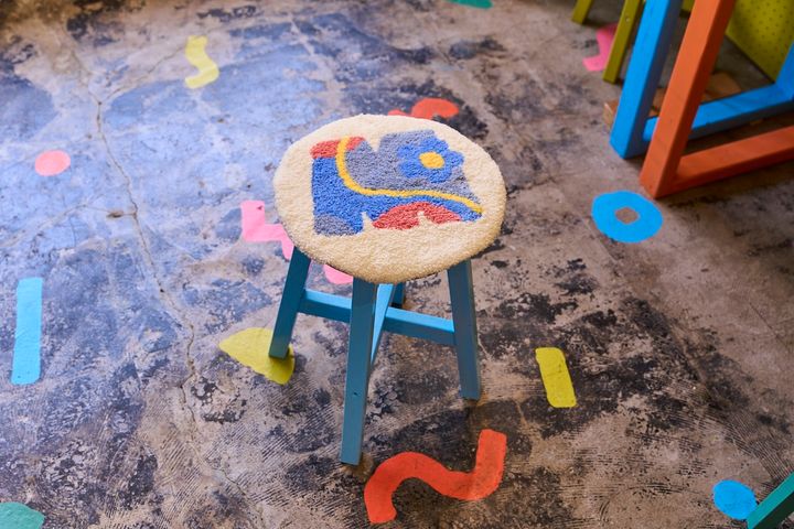 チェアラグコースの見本（1万2000円〜、35×35cm、所要2〜3時間、6歳以上推奨、デザイン持ち込みOK）