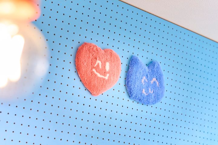子どもが手書きしたラインをタフティングした作例