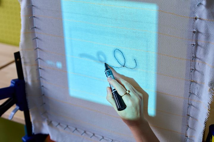 専用ペンで布に下書きする様子