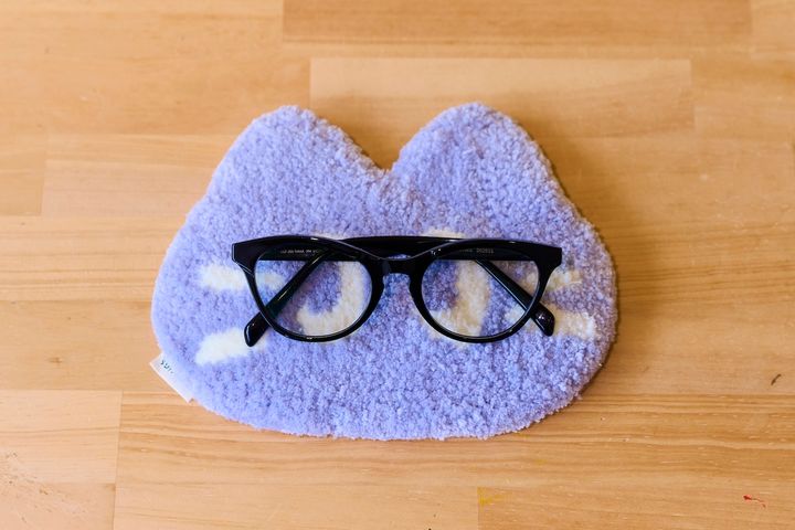 ねこめがねおき。猫がメガネをかけたように見える