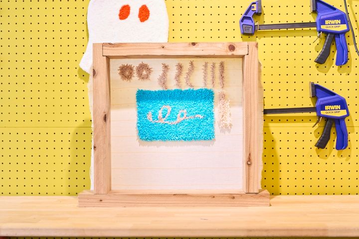 タフティングガンでの打ち込み作業が完了