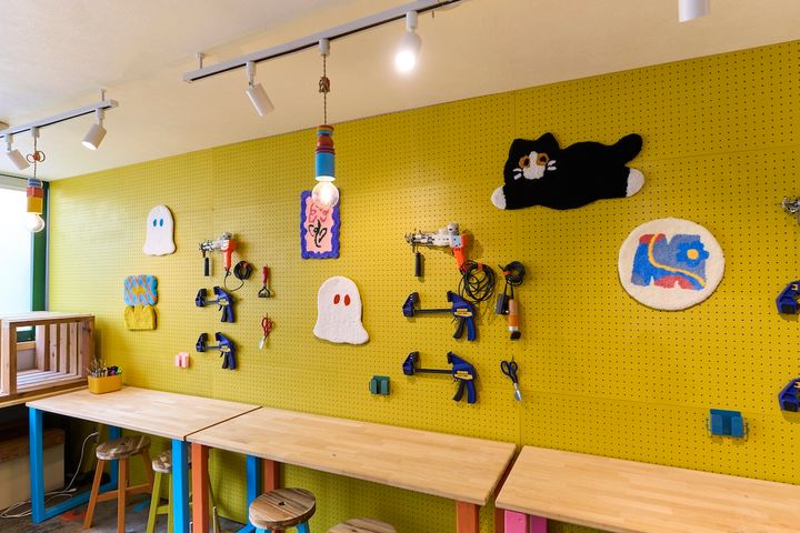 タフティングで使う道具が壁に並ぶ