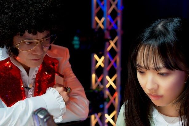 【写真】推理クイズショーの司会者・樺山(唐沢寿明)と天才少女・一子(芦田愛菜) (C)2026 Amazon Content Services LLC or its Affiliates. All rights reserved.