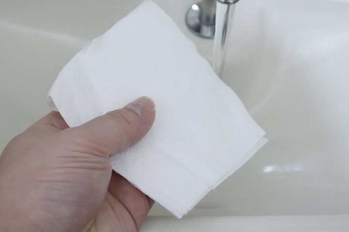 セリアのトイレに流せる除菌ペーパータオルを水に濡らす