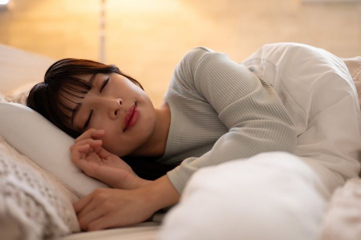 寒暖差が激しい時期に睡眠の質を向上させるコツは？（画像はイメージ）