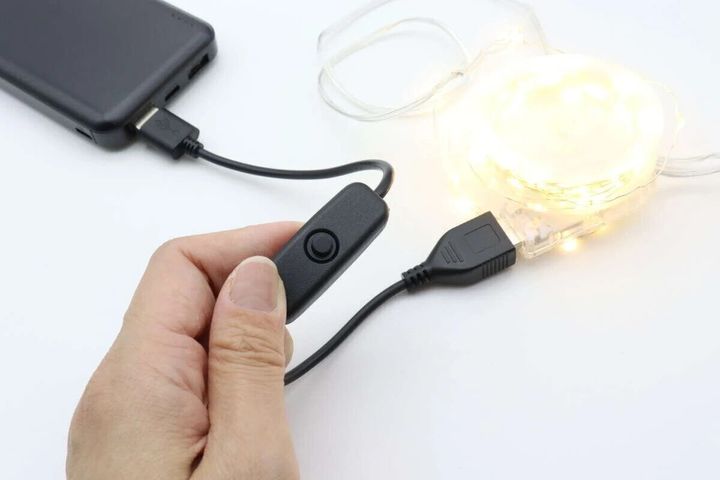 ダイソーのスイッチ付USBケーブルをモバイルバッテリーとLEDライトの間に取り付けた状態