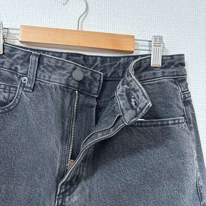 バレルレッグジーンズの前面のファスナーとボタンのアップ