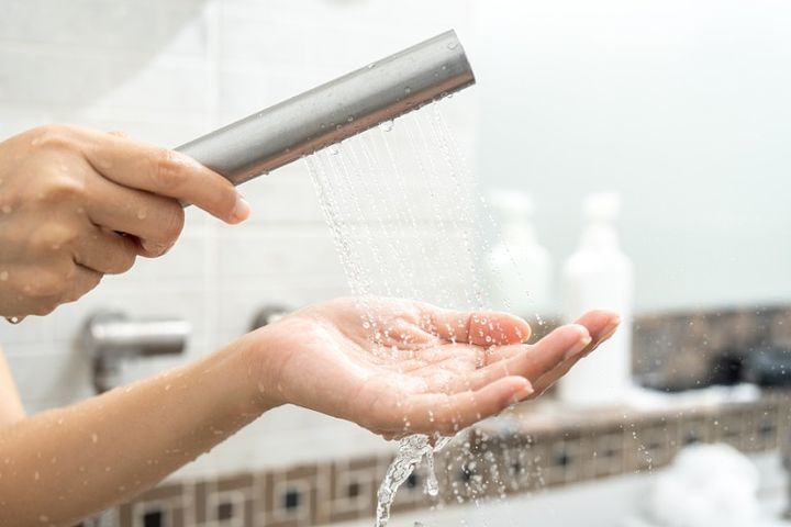 お風呂 シャワーの温度を確認する女性の手