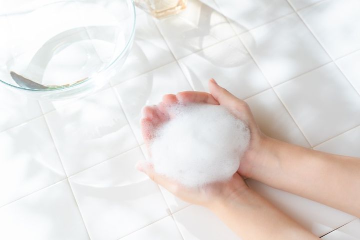 洗顔イメージ 手に泡を乗せる
