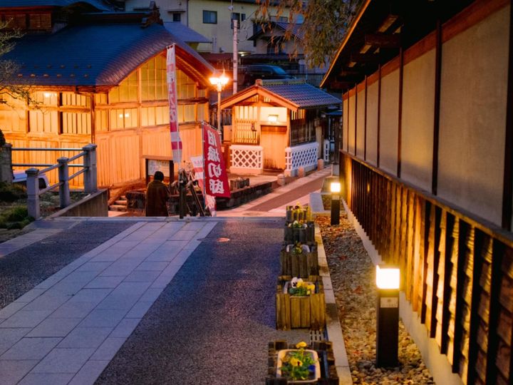 福島県福島市に位置する穴原温泉は、名湯・飯坂温泉の奥座敷として知られる温泉地です。摺上川の渓谷沿いに広がり、川のせせらぎや四季折々の自然を感じられるのが魅力。落ち着いた環境の中で、湯情緒あふれるくつろぎのひとときを過ごせます。