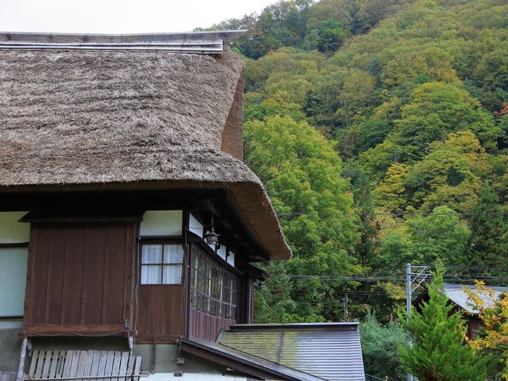 山形県米沢市の吾妻連峰中腹に位置する「白布温泉」は、開湯約700年の歴史を誇る「奥州三高湯」のひとつです。昔懐かしい茅葺き屋根の旅館が佇む風情豊かな山里の湯治場で、大自然に囲まれた秘湯の雰囲気を楽しめます。アウトドアの拠点としても人気です。